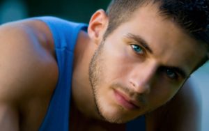 Крупный голубоглазый мужчина