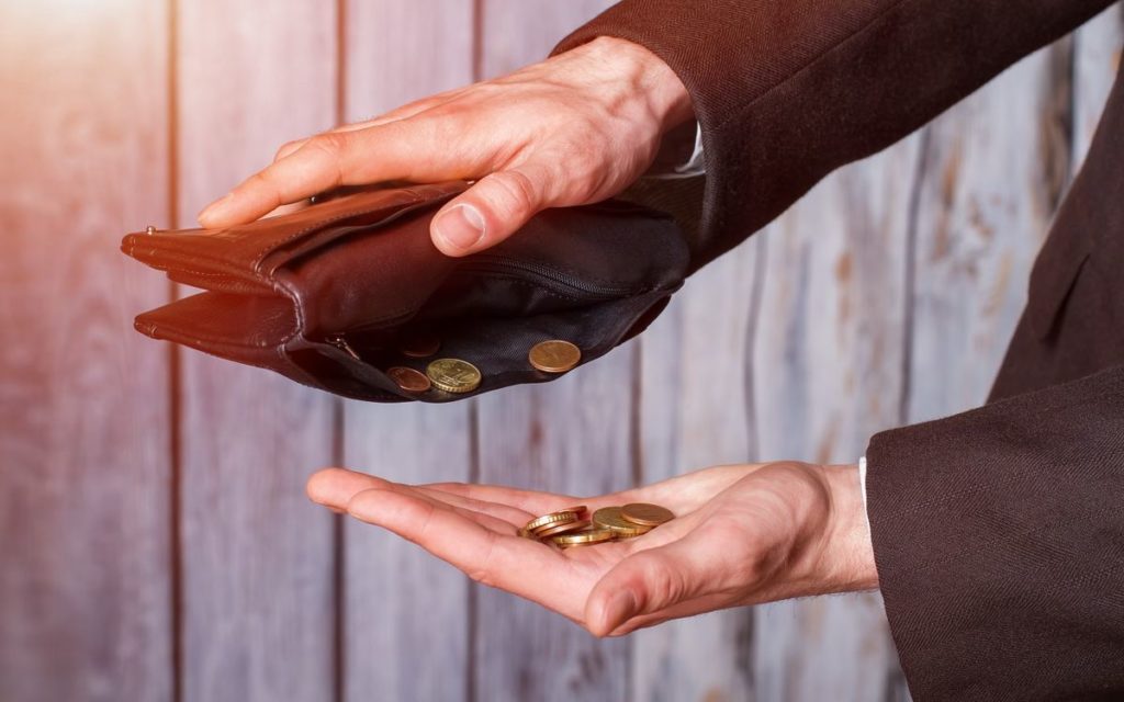 Деньги электрика Серёга потратил!