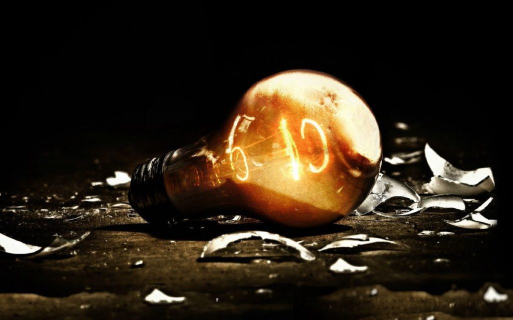 Взорвалась лампочка: приметы и эмоции