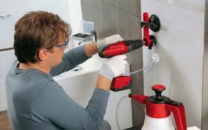 А он такой говорит: «Надо в панели проделать дырочку!»