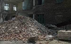 Люстра дорогая... в куче мусора