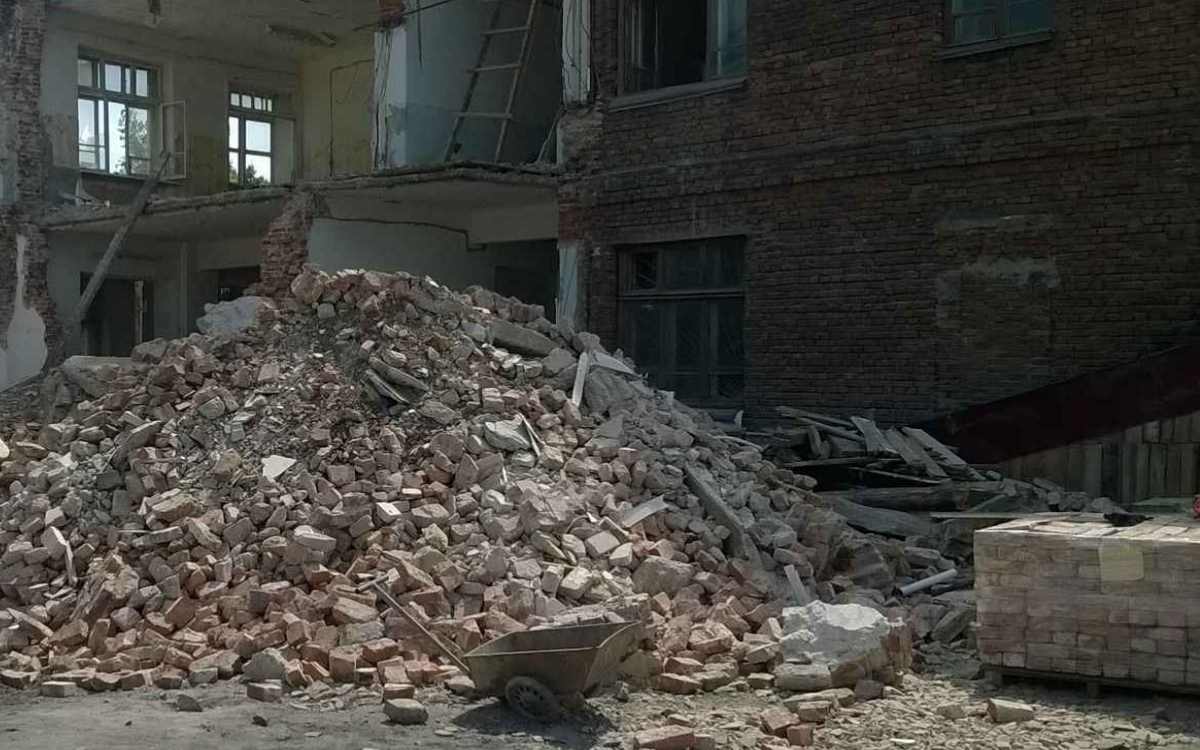 Люстра дорогая... в куче мусора