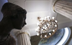 Осторожно, люстропад!